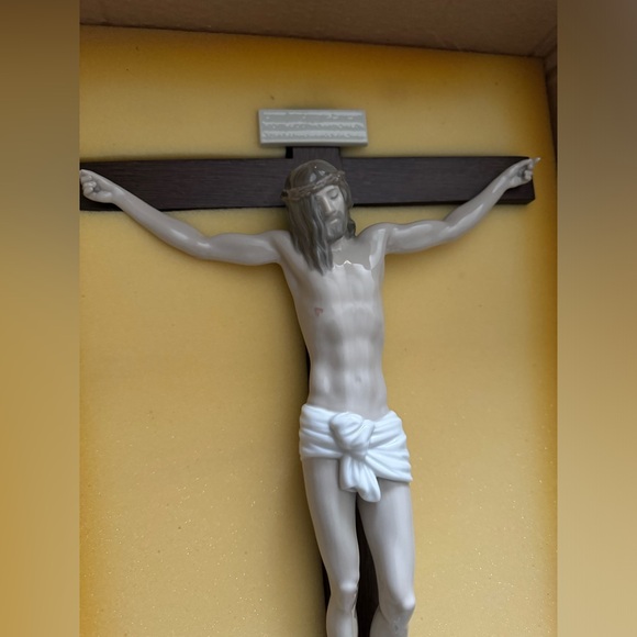 Lladro Our Savior Crucifix Figurine Tabletop - Picture 2 of 16